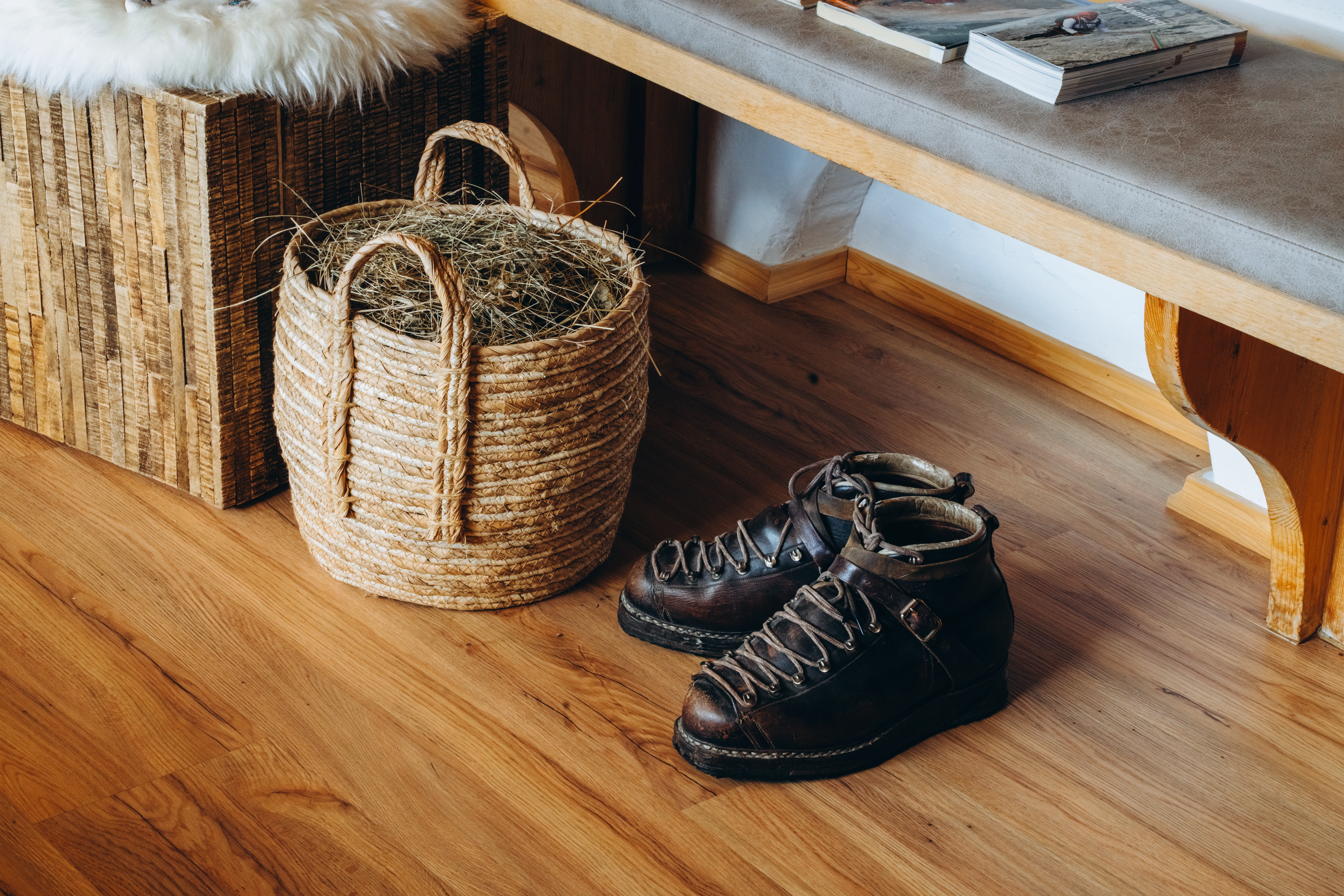Interior detail at Garni Cir